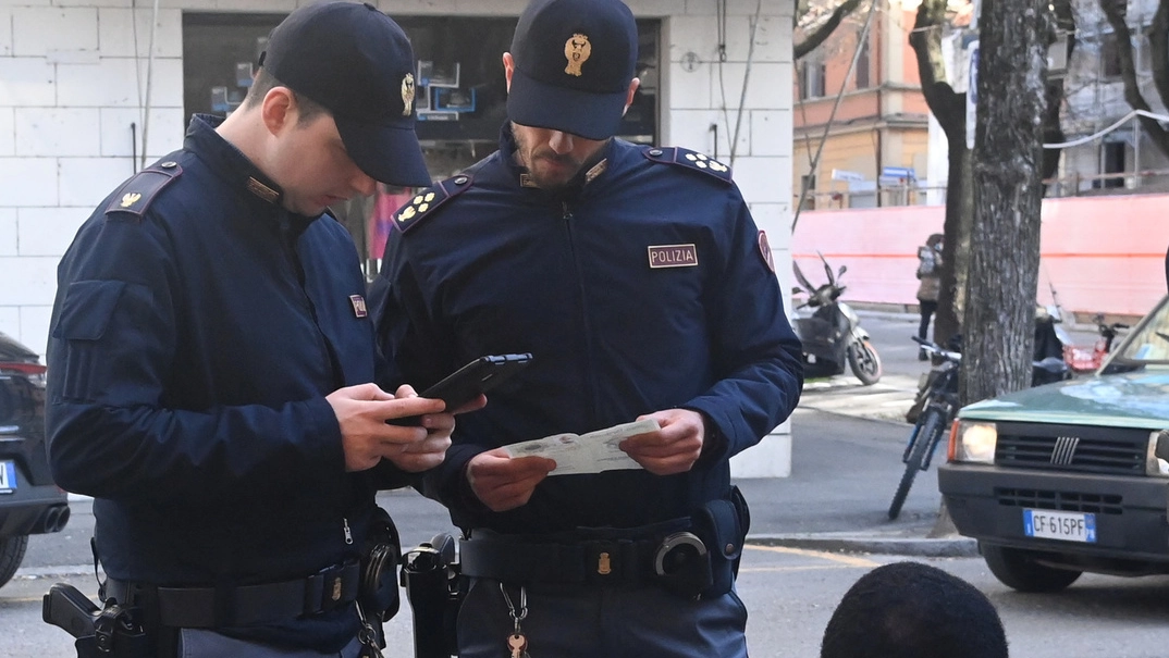 I controlli di ieri pomeriggio  in Bolognina: gli agenti a piedi hanno presidiato il quartiere dalle 8 alle 20