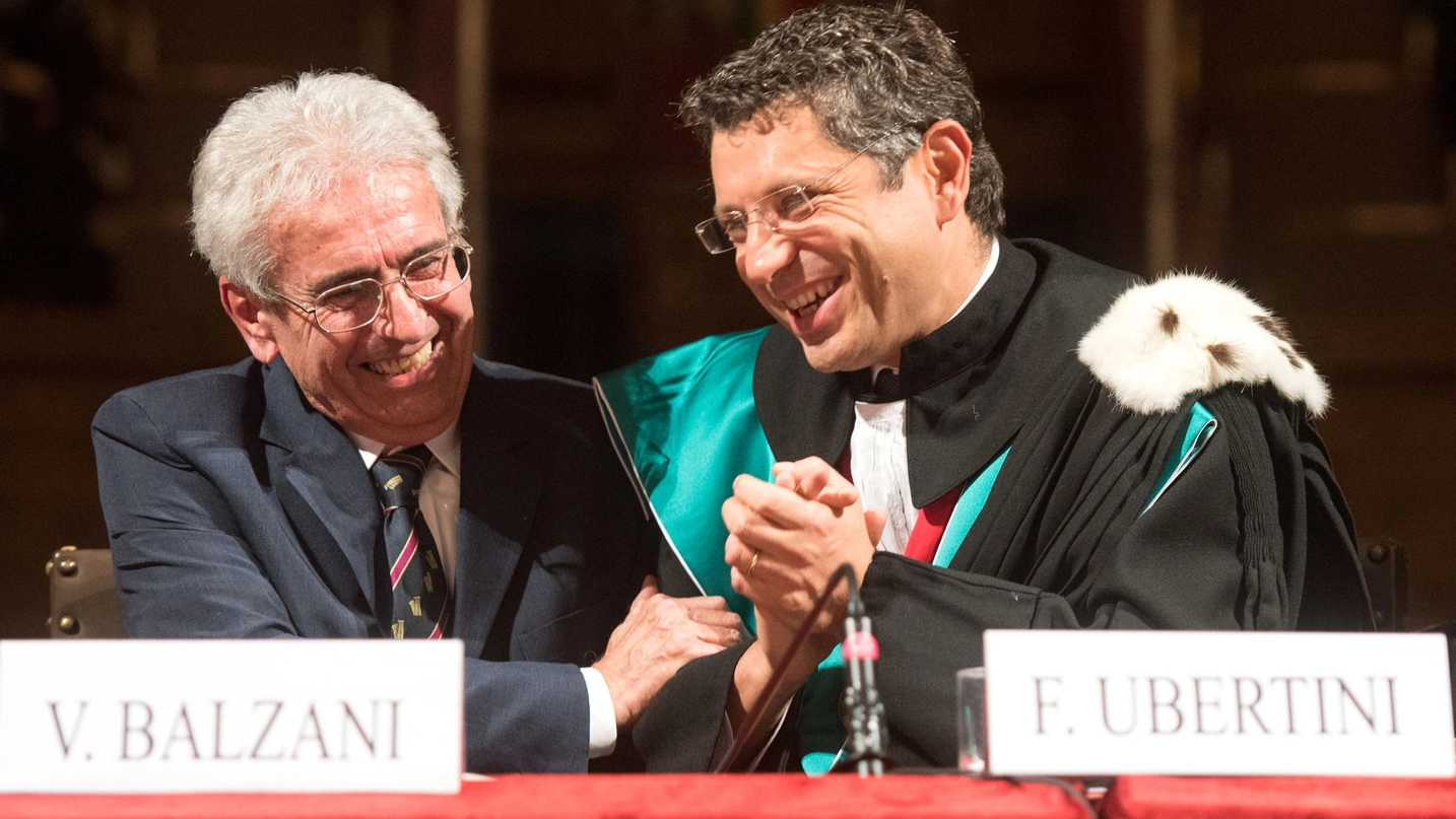 Il professor Vincenzo Balzani, a sinistra, e il rettore Francesco Ubertini (LaPresse)