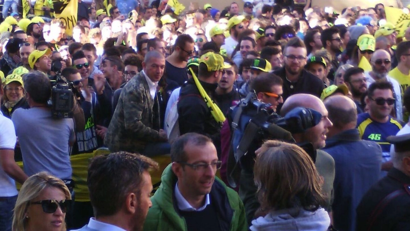Al centro, in primo piano, il sindaco di Pesaro, Matteo Ricci, a Tavullia per seguire la gara di Rossi