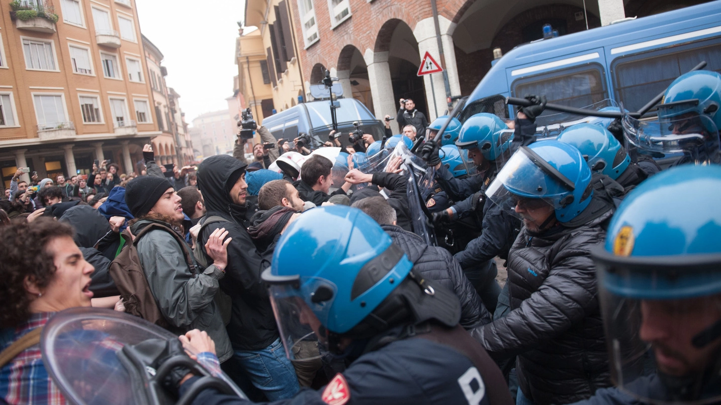 Gli scontri dei giorni scorsi in piazza Puntoni (foto Schicchi)