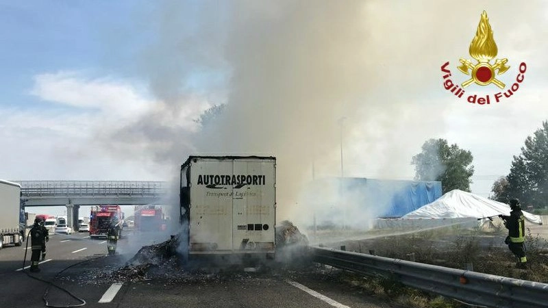 Tir in fiamme in A1 all'altezza di Castelfranco Emilia