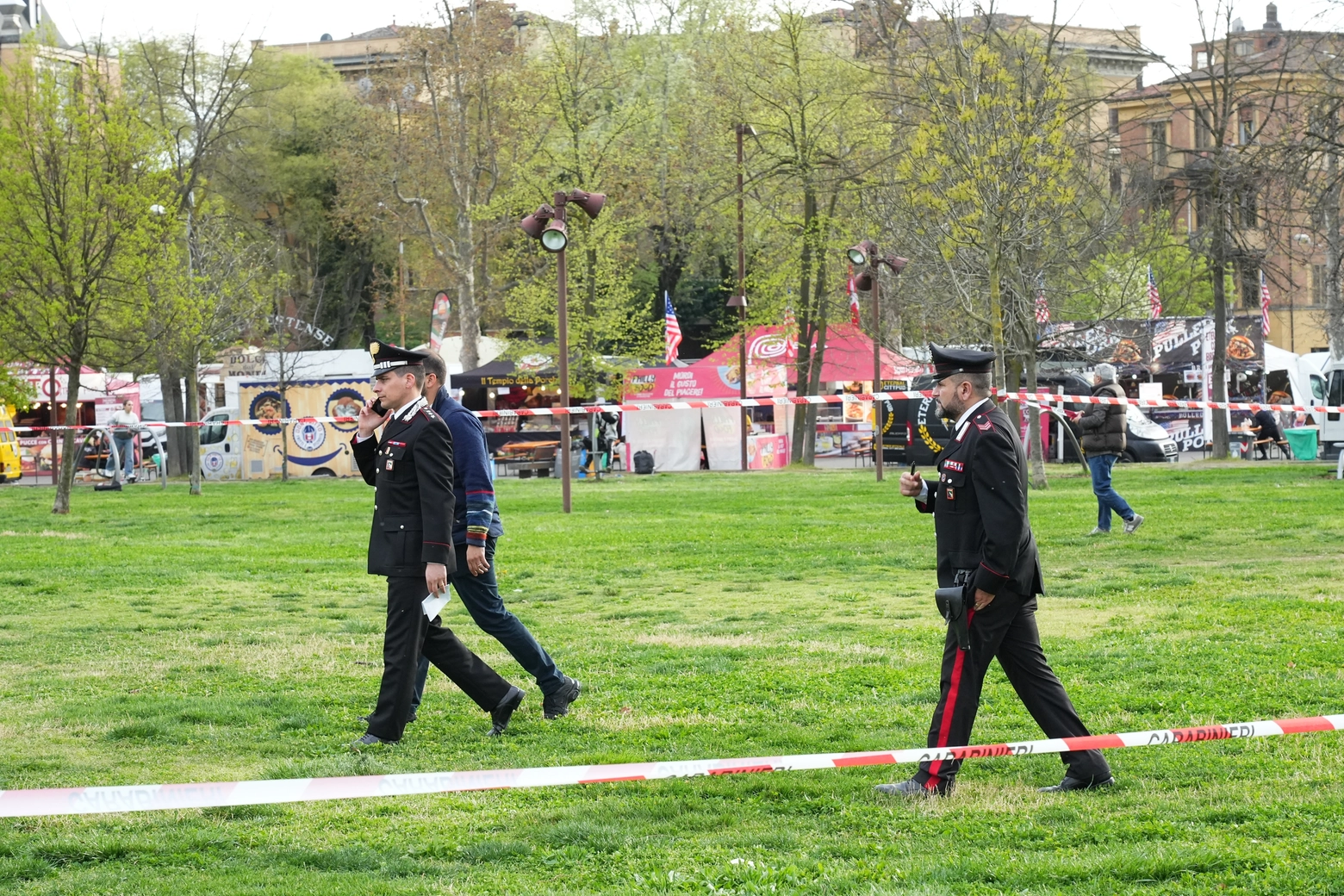 Accoltellamento al Parco Novi Sad, morto un sedicenni. I carabinieri sul posto