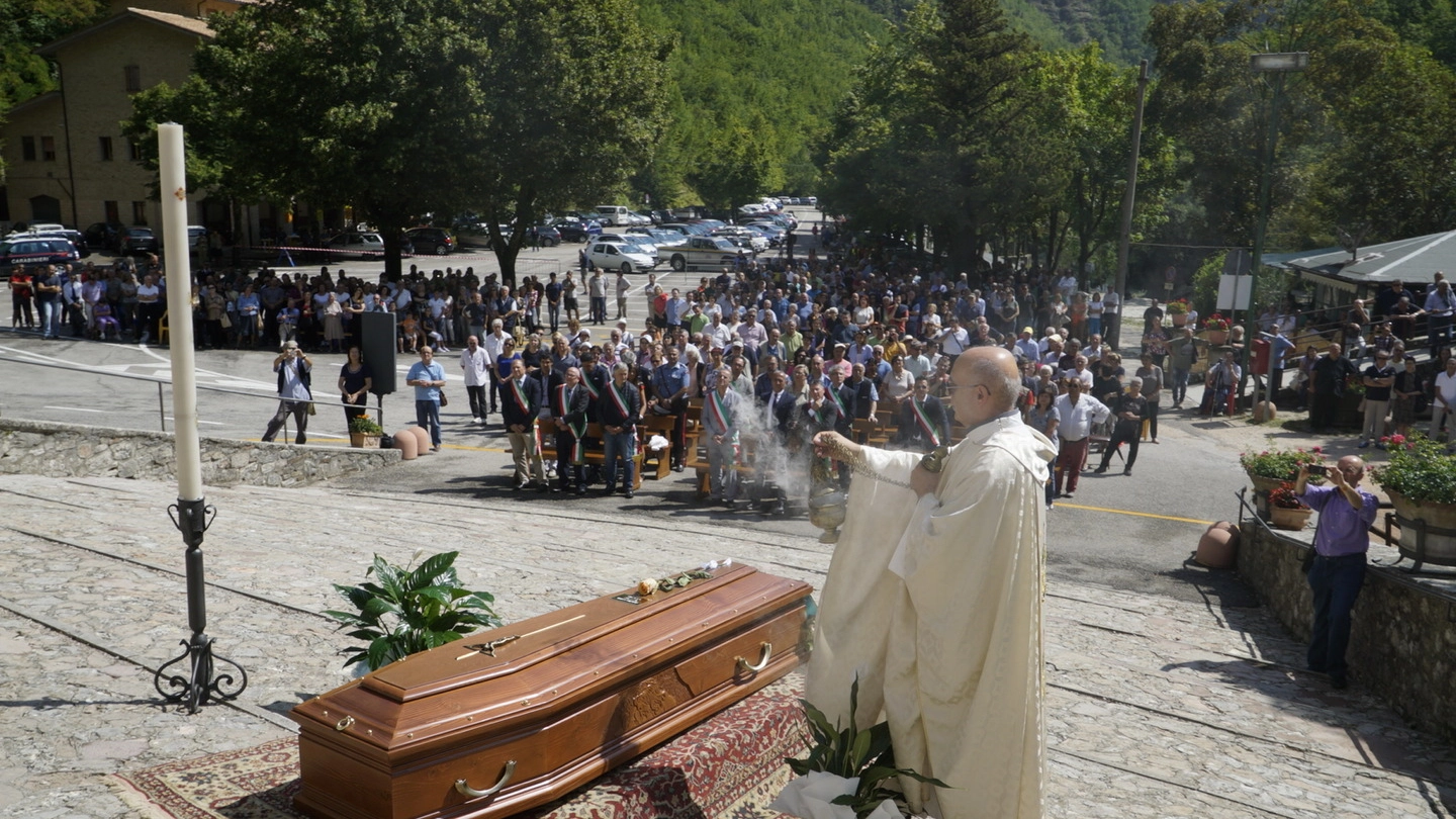 Montefortino, i funerali di padre Pietro Lavini (Foto Zeppilli)