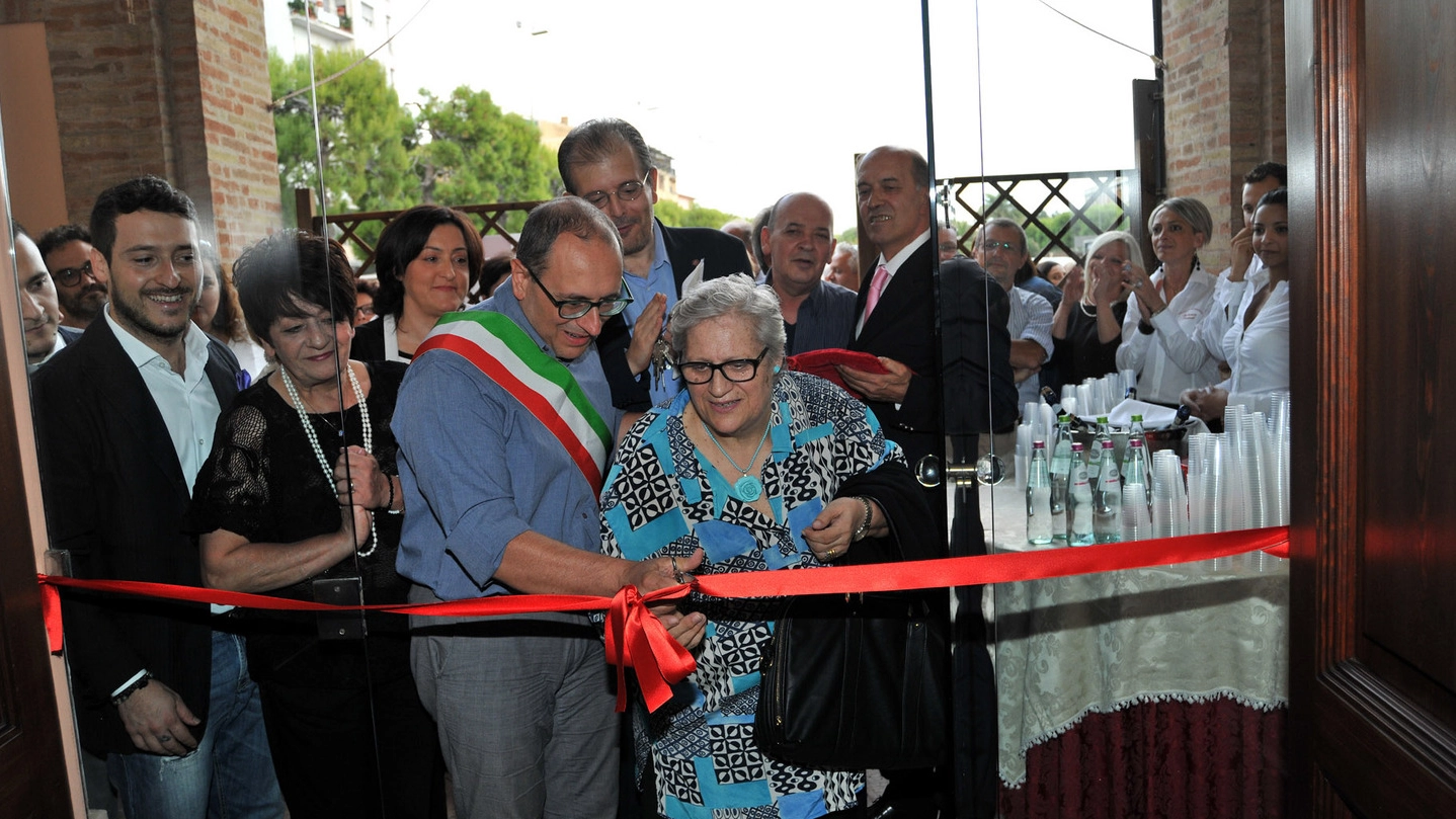 Civitanova Marche (Macerata), il sindaco Corvatta e Teresa Parapetti inaugurano il Vecchio Caffè Maretto (Foto Vives)