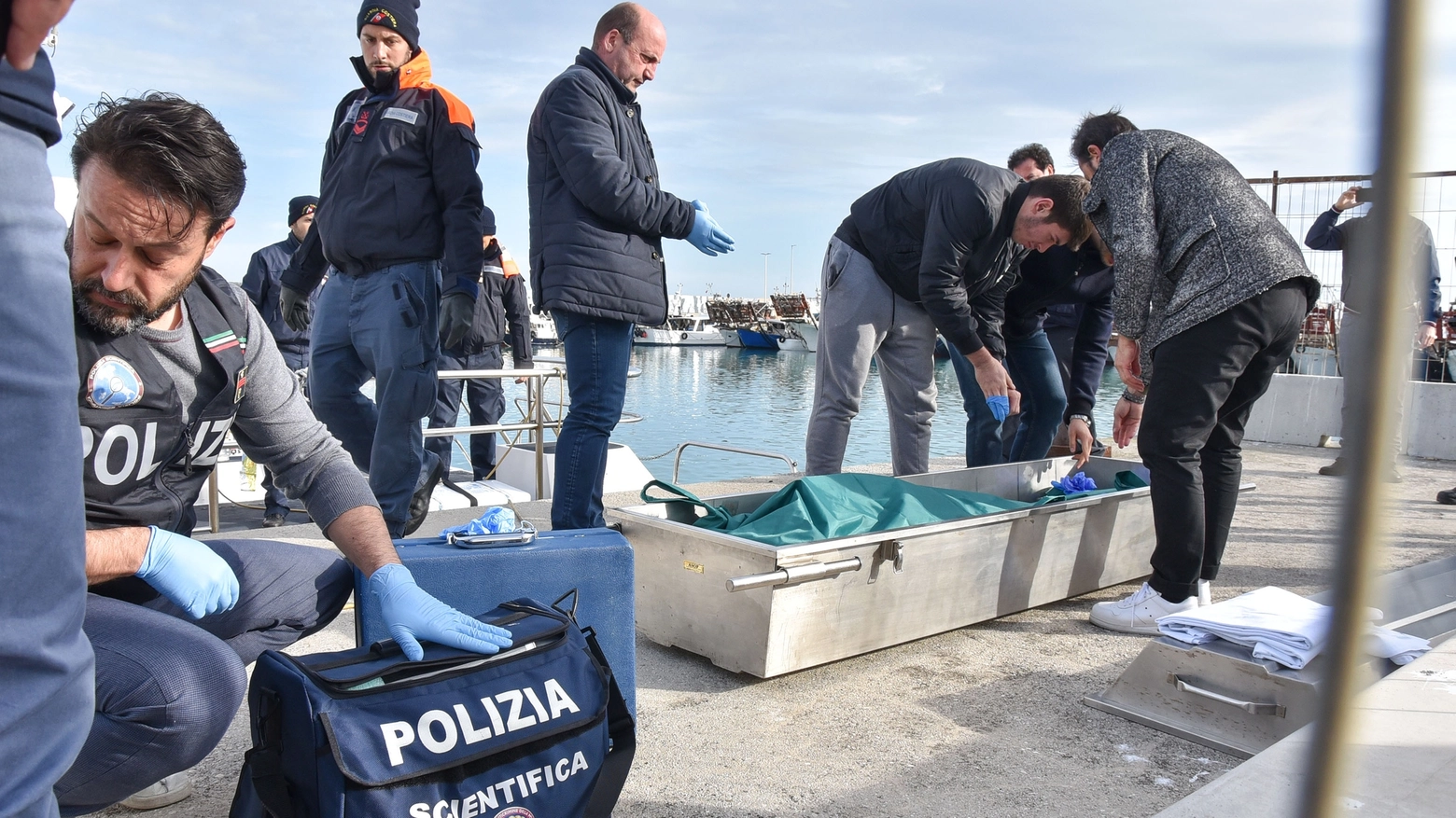 Il recupero del cadavere della donna al porto (foto De Marco)