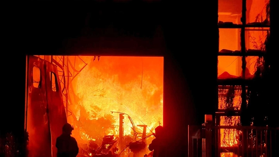 Rimini, incendio in un capannone industriale (Foto Migliorini)