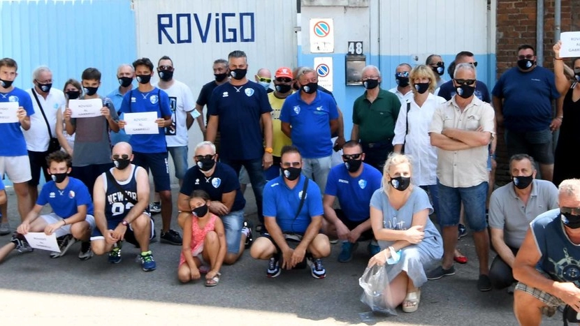 La protesta dei tifosi del Rovigo Calcio