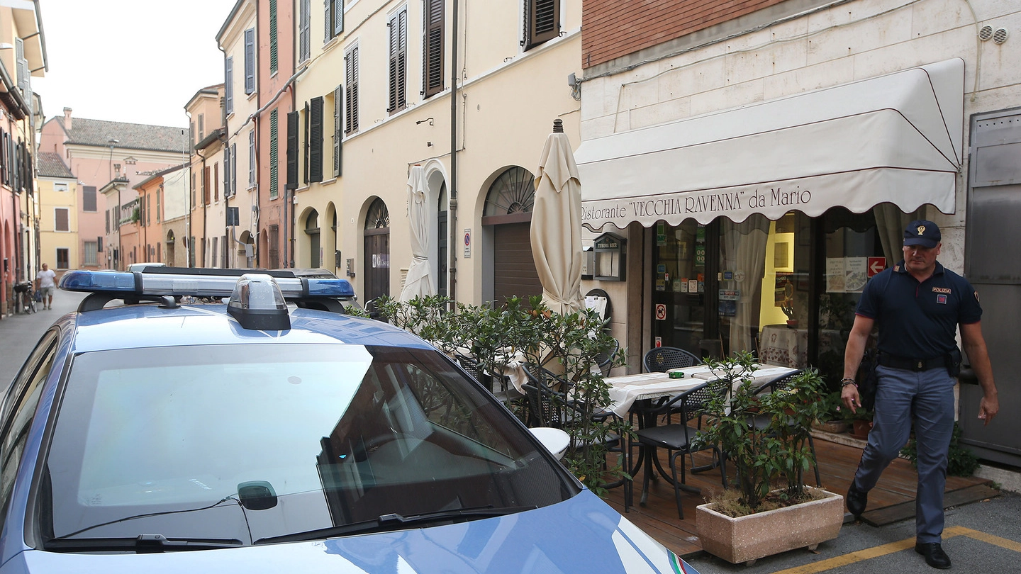 La volante della polizia di Stato davanti al ristorante Vecchia Ravenna, teatro del tentato furto