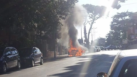 Auto a fuoco in via Cecchetti (foto tratta da Civitanova Speakers' Corner)