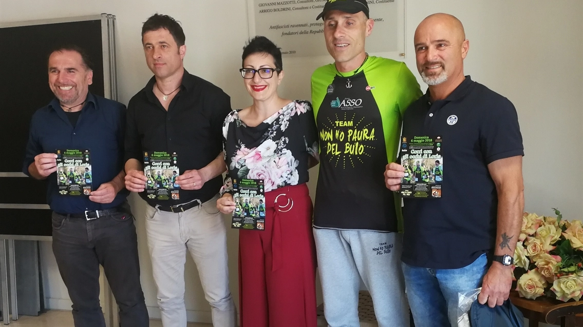 Loris Cappanna, col berretto e la maglia nero verde, insieme agli organizzatori