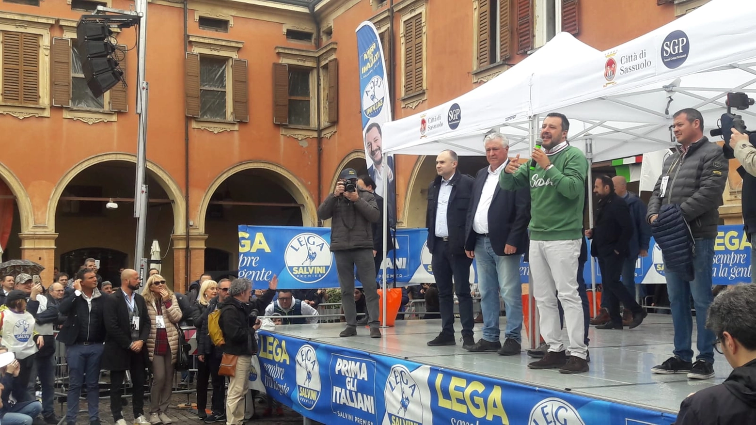 Il ministro dell'Interno e leader della Lega è stato acclamato in piazza, dove è giunto per appoggiare il candidato sassolese Menani