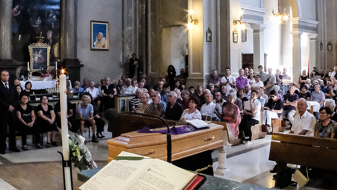 Chiesa stracolma per i funerali di Don Cesare, il parroco di Valentino Rossi