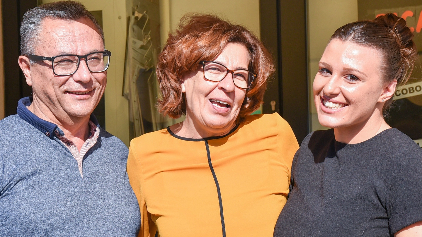 Primo Cassetta, Elena Marzialetti e Alessia Pasquali della tabaccheria (foto De Marco)