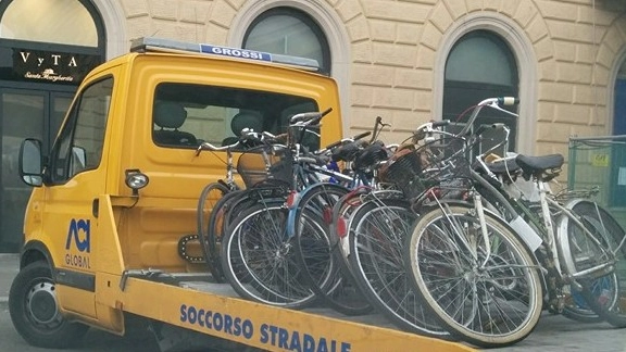 La foto delle bici pubblicata sul gruppo Facebook ‘Una Bologna peggiore è possibile’