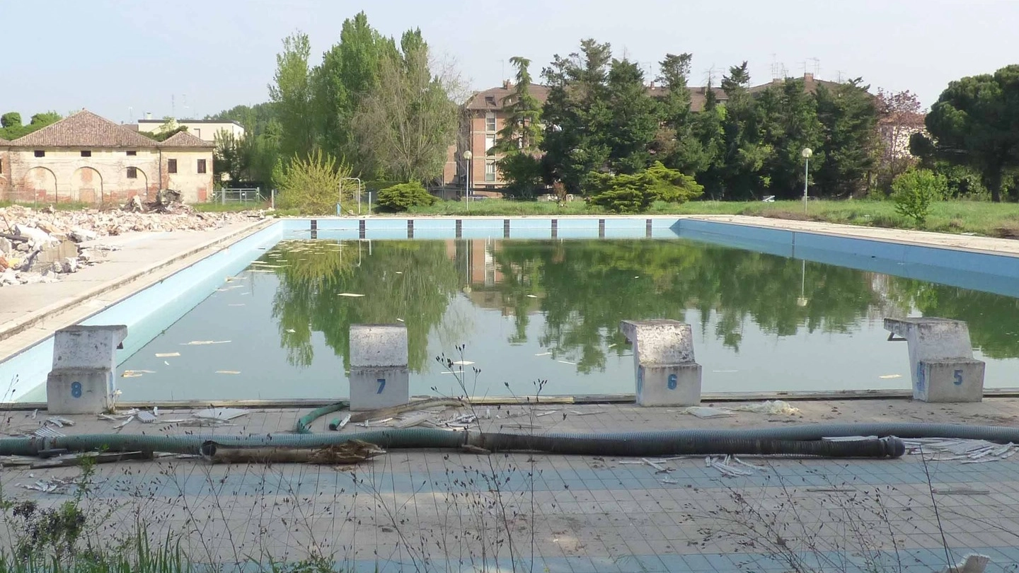 L’area dell’ex piscina Baldetti ormai ridotta ad un acquitrino (Donzelli)