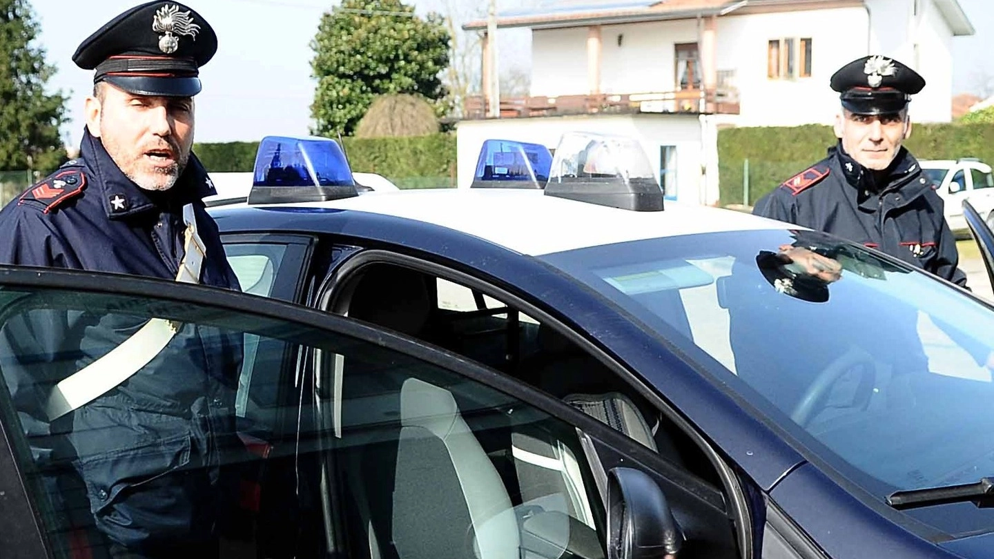 I carabinieri hanno perquisito la casa del quarantenne