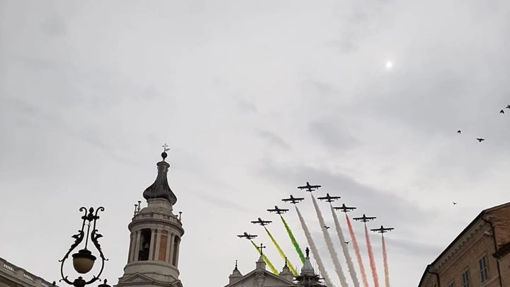 Il passaggio delle Frecce Tricolori a Loreto (Fb Comune Loreto)