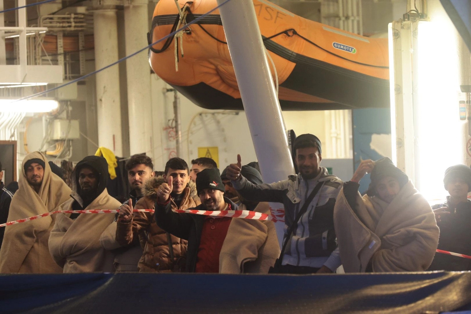 I migranti della Geo Barents sbarcano a Ravenna (foto Zani)