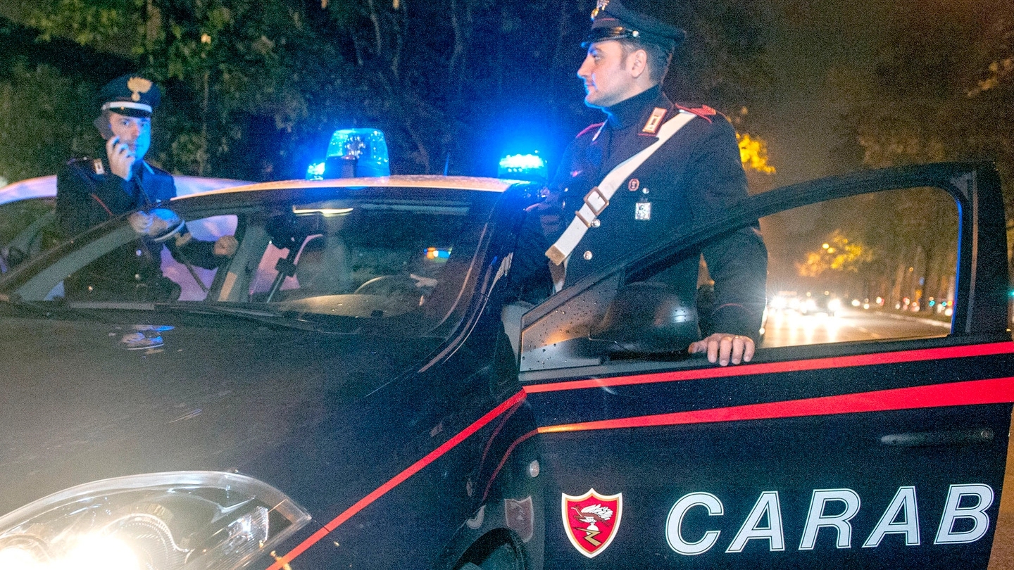 I carabinieri hanno sequestrato stupefacenti e attrezzi per il confezionamento delle dosi