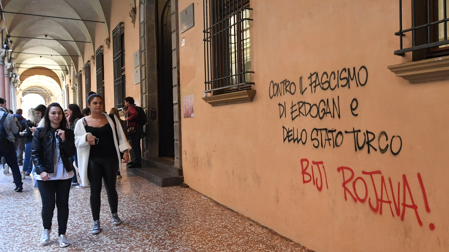 Bologna, scritte sui muri dell'Università (FotoSchicchi)