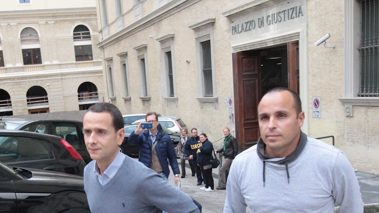 L’appuntato dei carabinieri insieme al suo avvocato in occasione della sentenza di primo grado