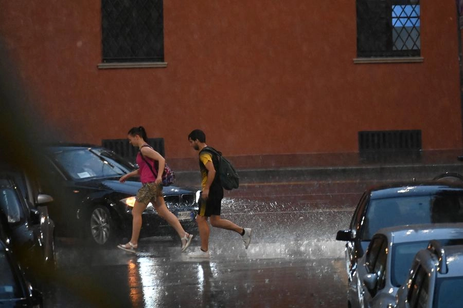 Maltempo, acquazzone improvviso a Bologna (FotoSchicchi)
