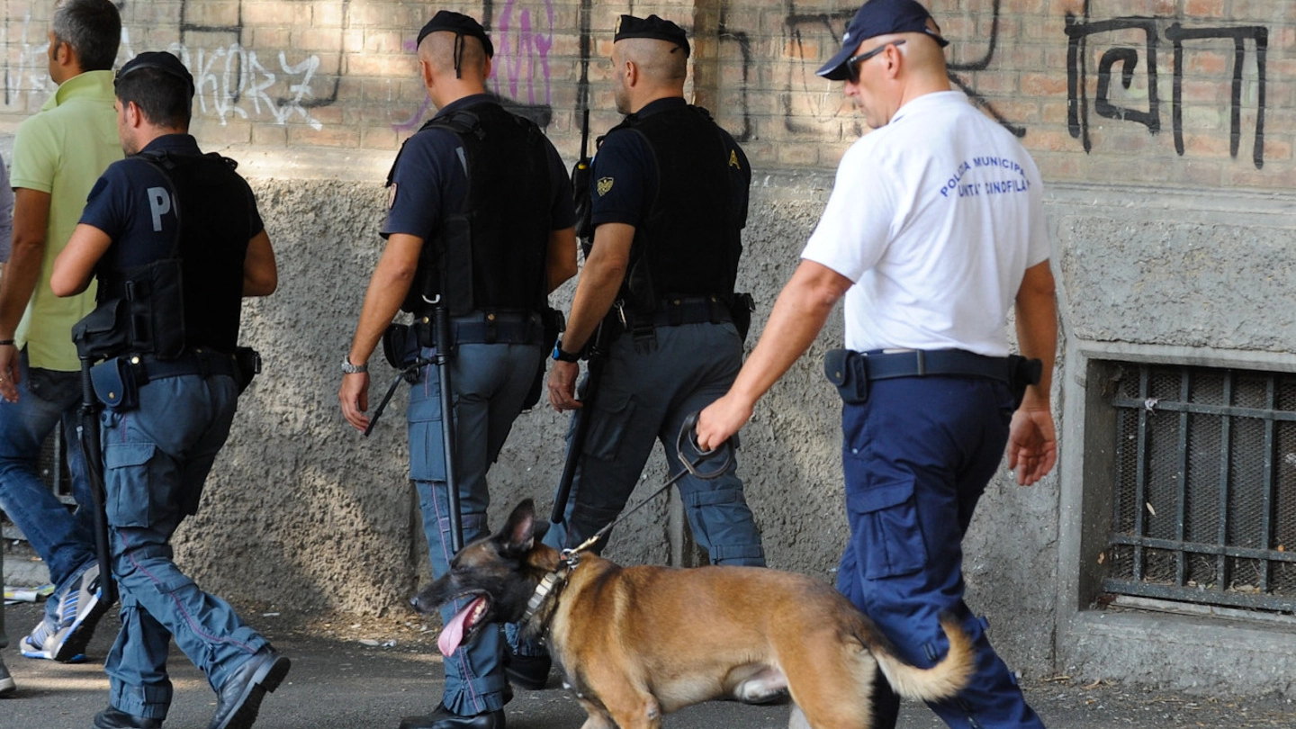 Un servizio antidroga della polizia in Bolognina 