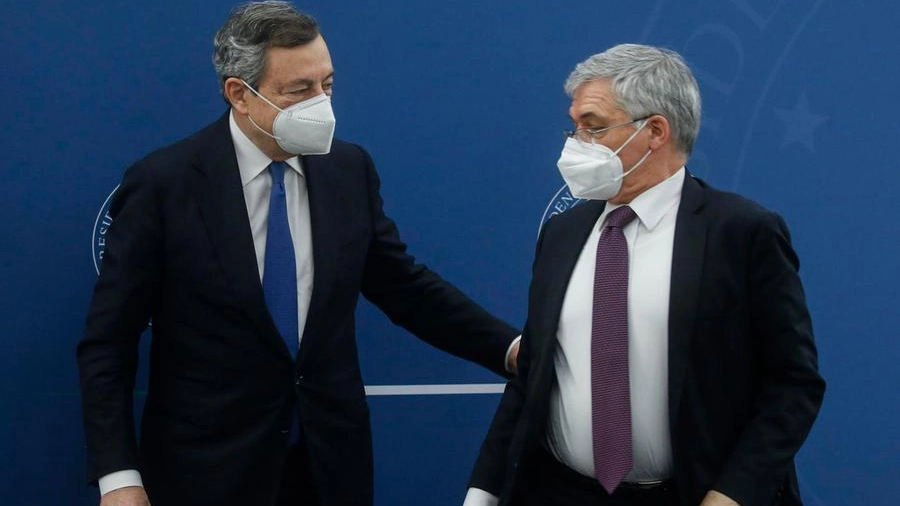 Il premier Mario Draghi e il ministro dell'Economia Daniele Franco (Ansa)