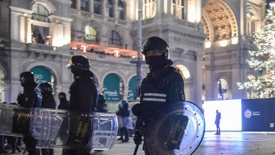 Forze dell’ordine schierate in piazza Duomo a Milano