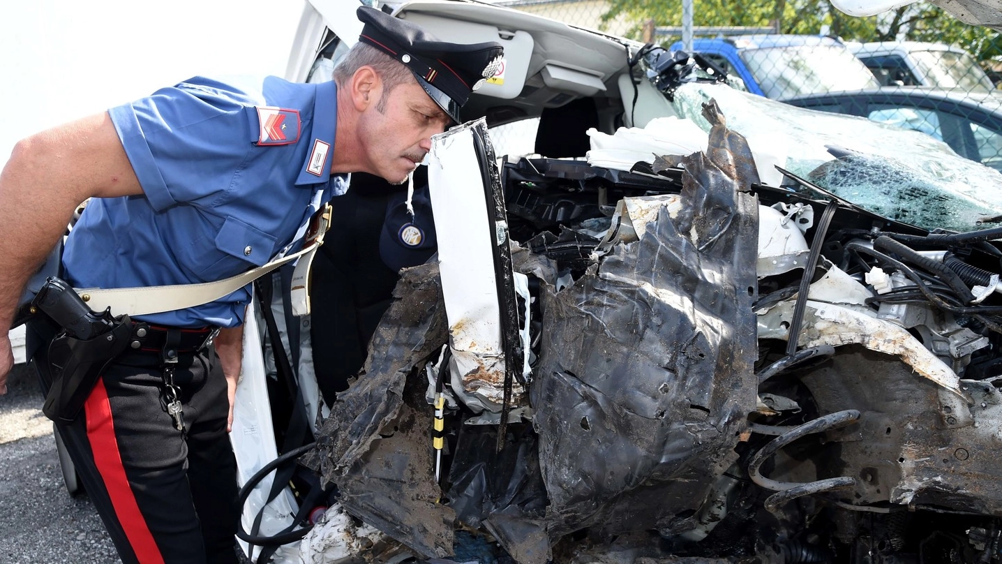 Un carabiniere intento a fare i lavori di verifica sul veicolo incidentato