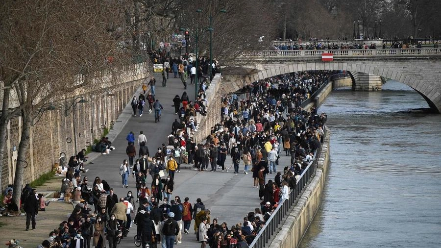 Folla sulle banchine delle Senna a Parigi (Ansa)