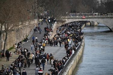 Covid in Francia: il contagio torna a correre. Parigi valuta nuovo lockdown