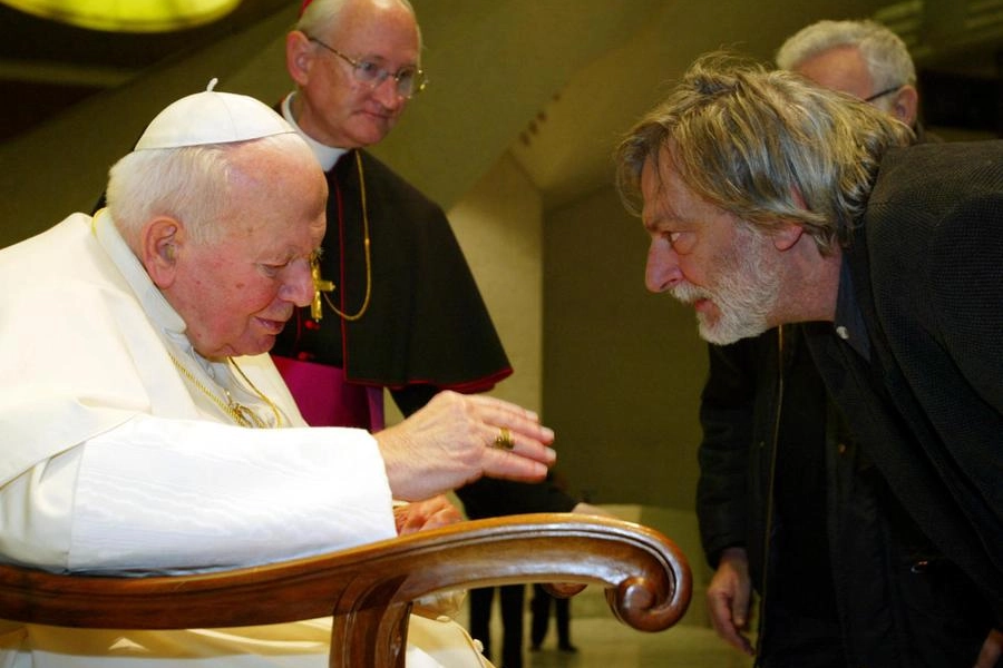 Gino Strada ricevuto da Papa Giovanni Paolo II (Ansa)
