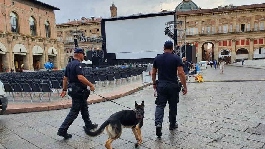 Controlli di polizia in piazza Maggiore  (Foto d'archivio)