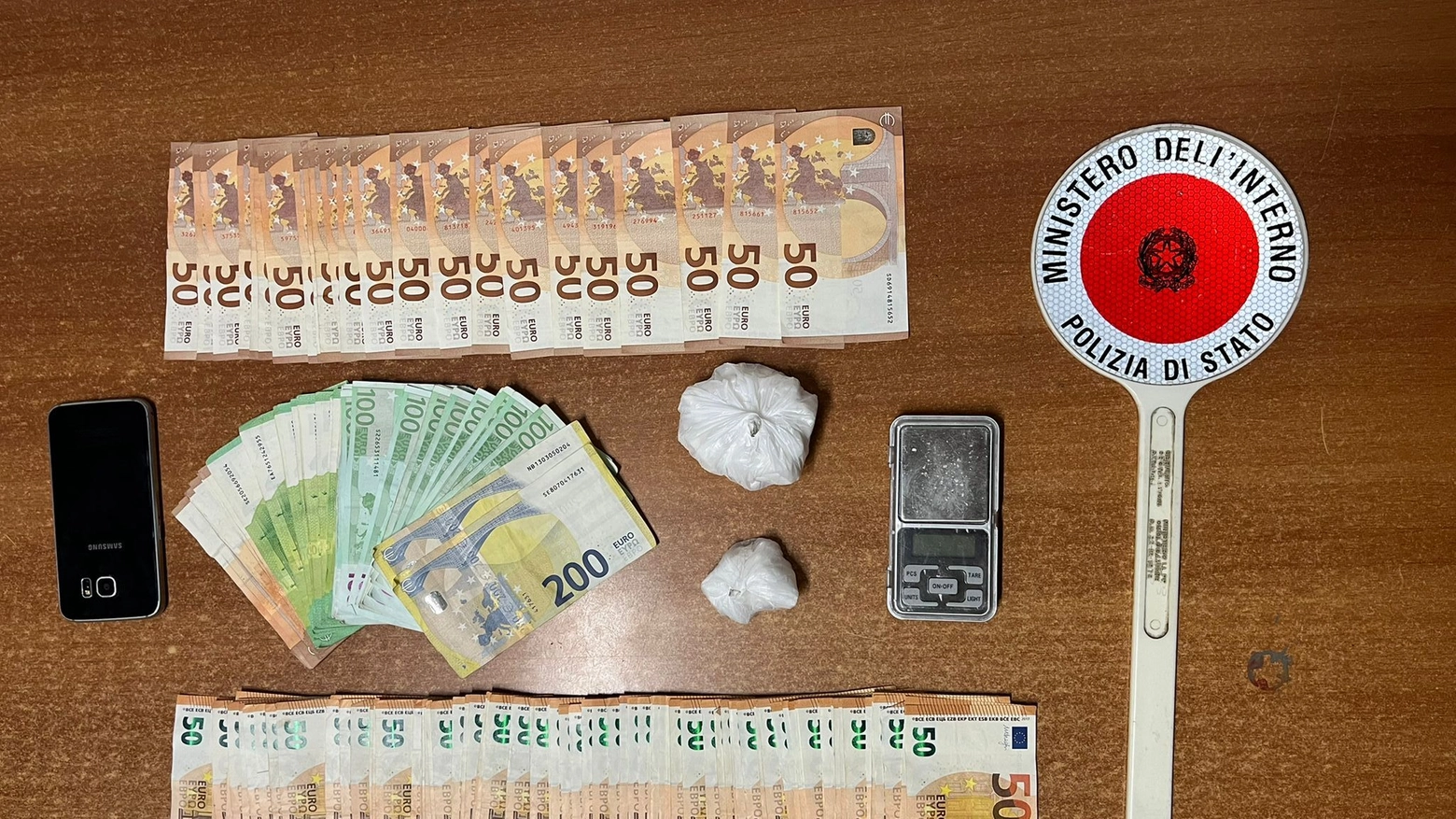 Coca e denaro trovati dalla polizia nell'abitazione