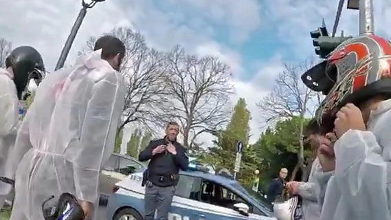 L'arrivo della polizia durante le riprese del video