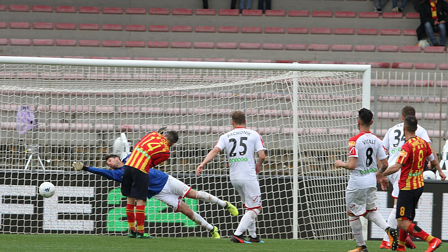 Lecce-Carpi, il gol di Mancosu (Foto LaPresse)