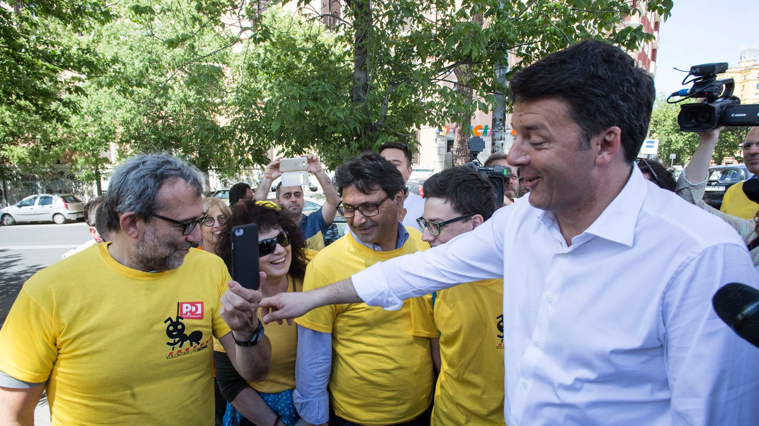Renzi saluta le magliette gialle (foto LaPresse)