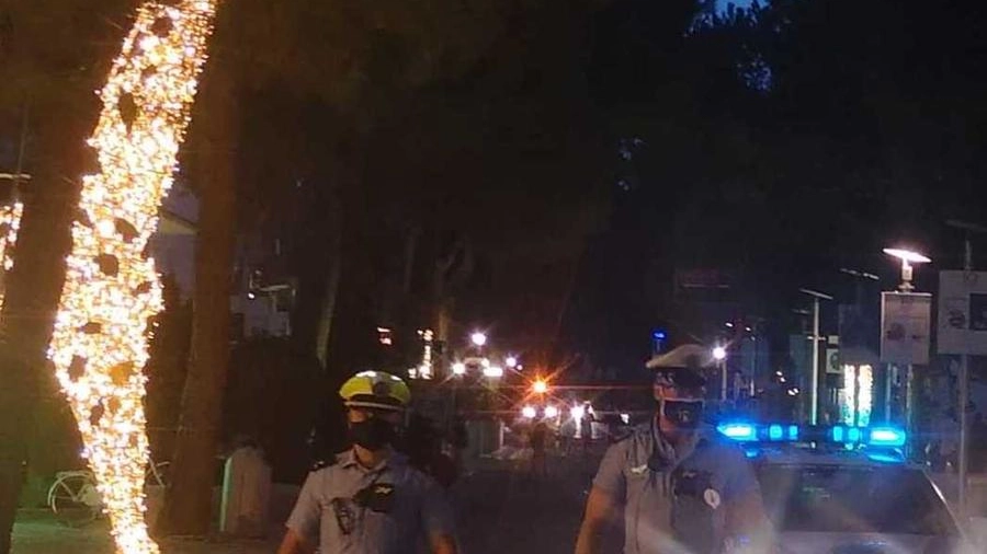Gli agenti della Polizia locale in servizio nel cuore di Milano Marittima