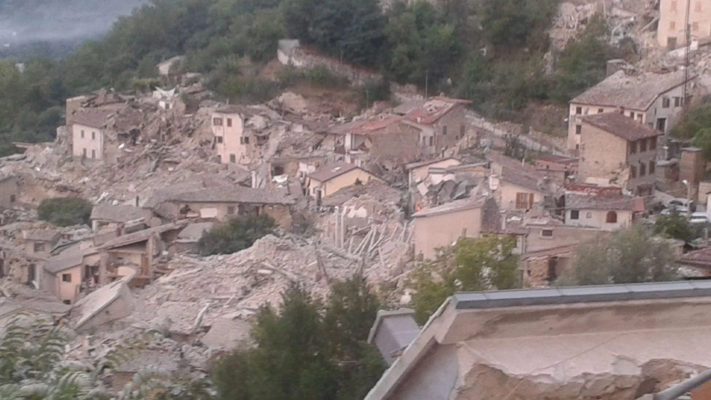 Alcuni dei danni causati dal terremoto 