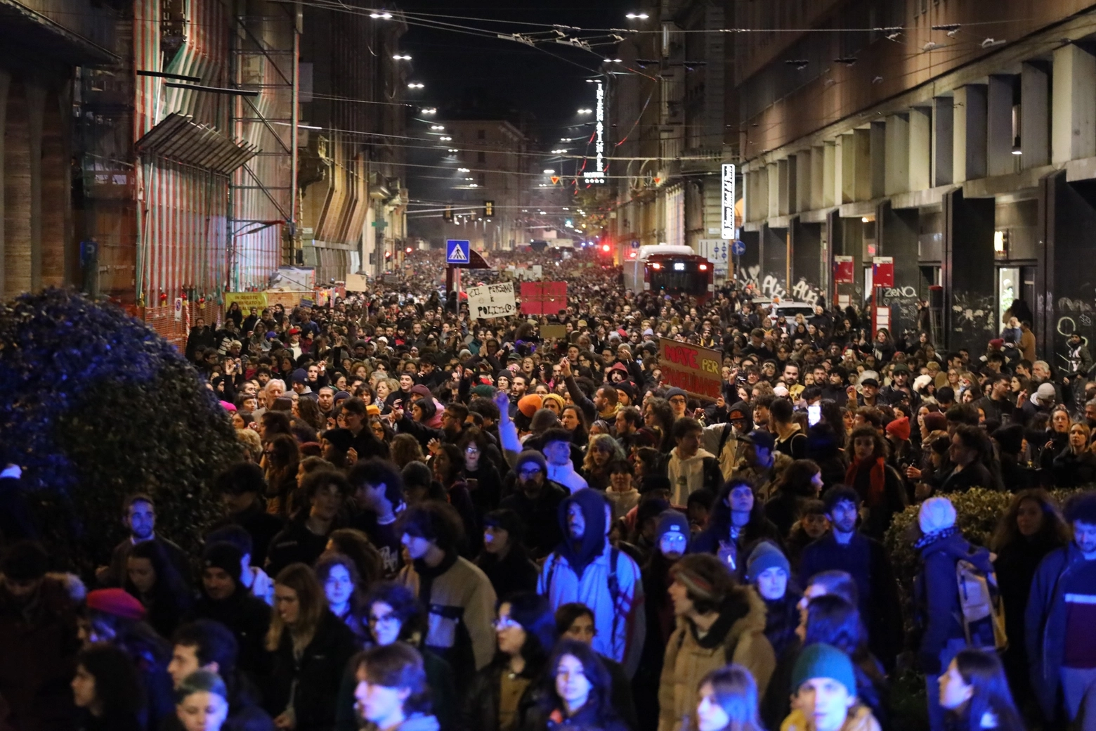La manifestazione contro la violenza di genere: un serpentone di 6mila persone invade Bologna (Fotoschicchi)