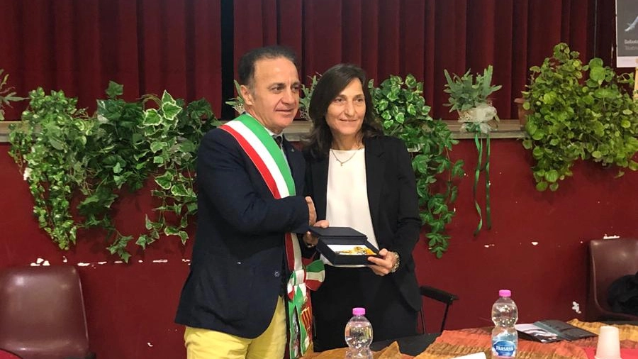 Il sindaco Sauro Ragni consegna il premio a Giovanna Trillini