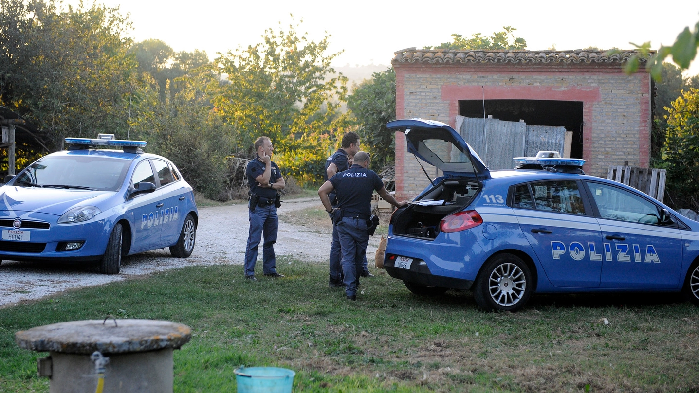 I poliziotti della squadra volante della questura di Macerata nella casa di contrada Rotacupa (Calavita)