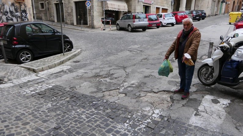 Buche e strade rovinate ad Ancona