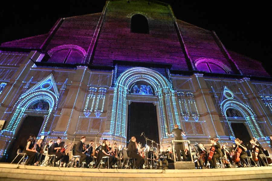 L'orchestra sul sagrato della basilica (Schicchi)