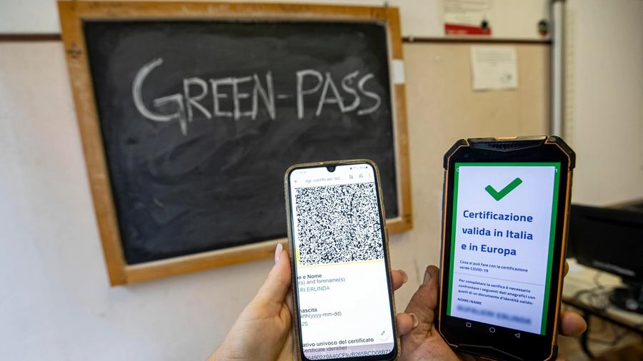 Green pass: a scuola è obbligatorio solo per prof e personale 