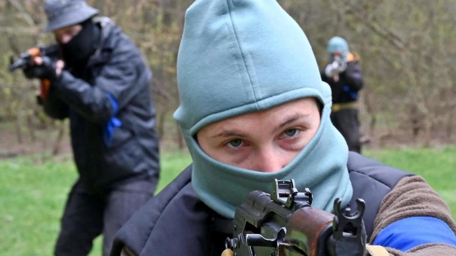 Corso di addestramento al combattimento nel centro di reclutamento a Kiev (Ansa)