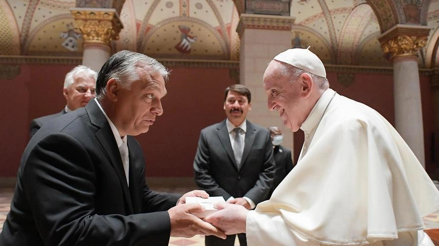 Papa Francesco con il premier sovranista ungherese Viktor Orban (Ansa)