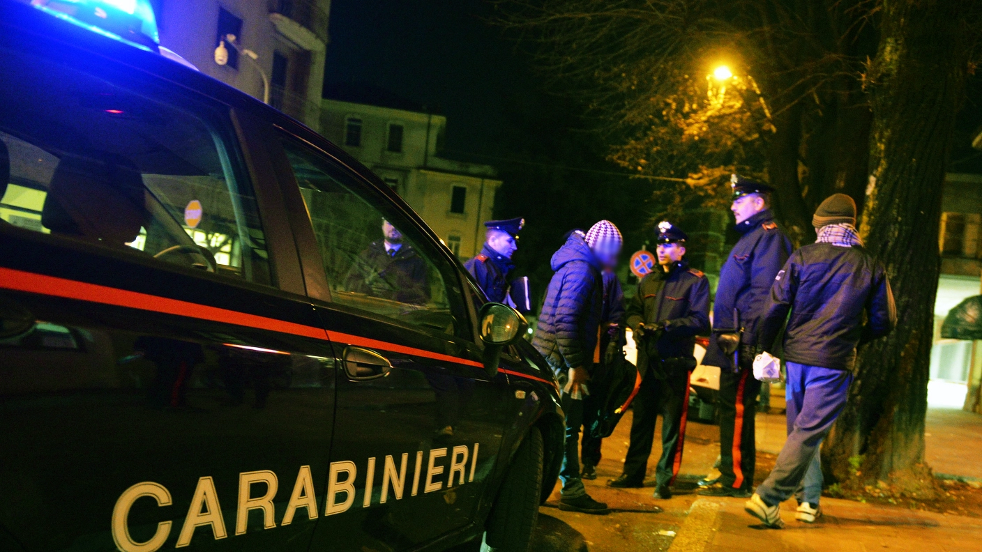 I carabinieri indagano per identificare gli altri partecipanti alla rissa e ricostruire i motivi della violenza