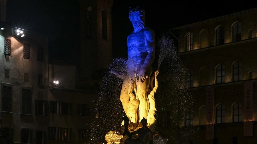 Il Biancone in piazza della Signoria a Firenze illuminato con i colori dell’Ucraina
